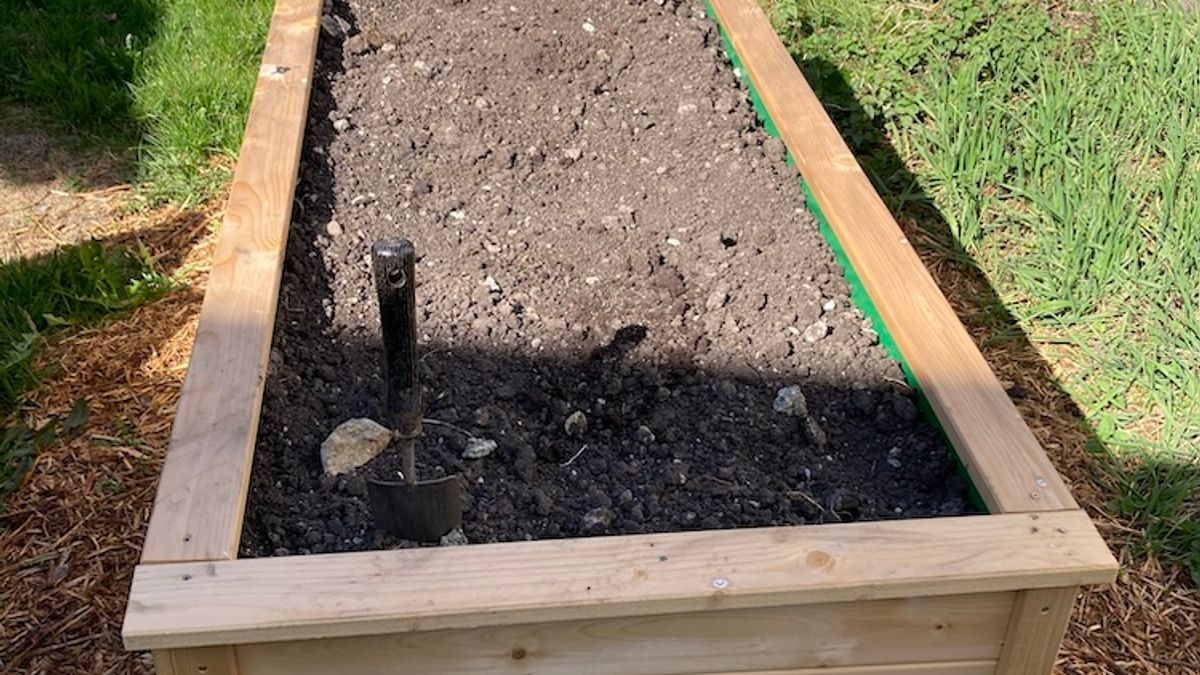 Jugendgruppe – Das Hochbeet steht